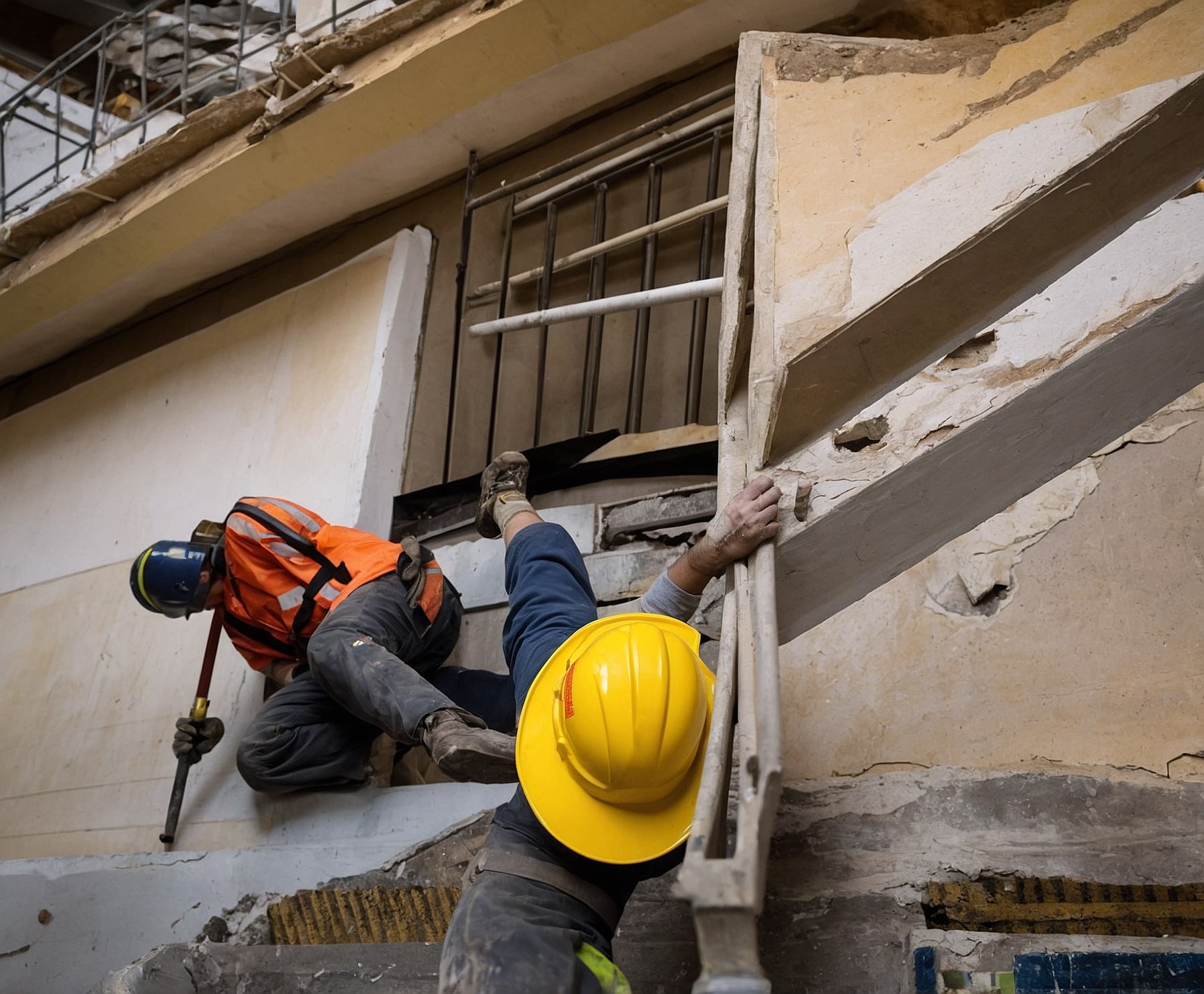 Tejado en proceso de reparación y mejora.